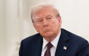 Tump retira a casi 30 diplomáticos de carrera en embajadas de EU