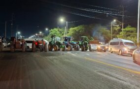 Acuerdan campesinos y transportistas suspender bloqueos tras diálogo en Segob