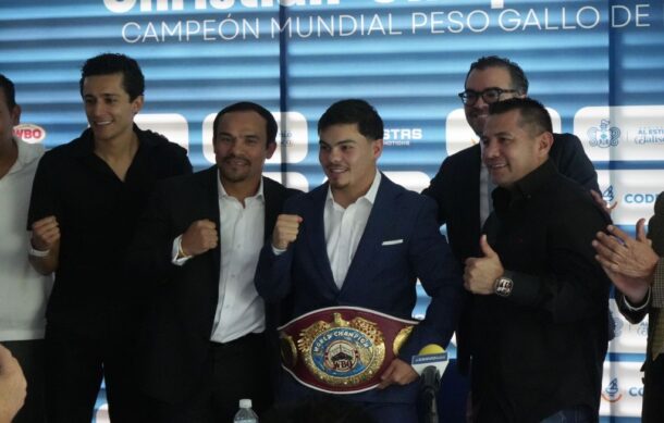 “Chispa” Medina recibe cinturón de campeón