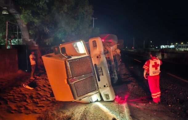 Volcadura de góndola con arena provoca caos vial en carretera a Nogales