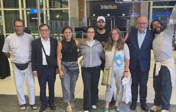 Mexicanos detenidos por Israel hacen escala en Estambul para su repatriación