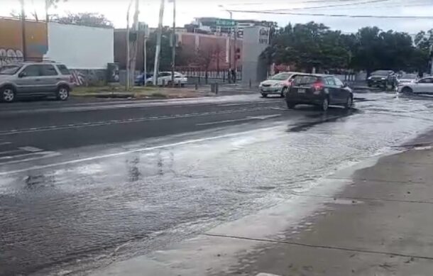 Reportan enorme fuga de agua potable en Guadalajara