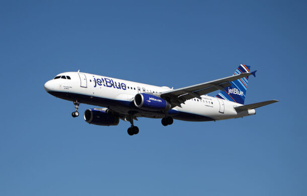 Vuelo de JetBlue aterriza de emergencia en Florida tras caída repentina de altitud