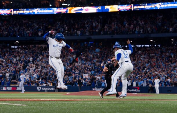 Azulejos sorprende a los Dodgers en el primer juego de la Serie Mundial; Kirk hace historia
