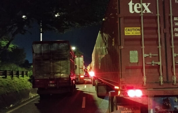 Bloqueo carretero en la Guadalajara–Morelia deja varados a cientos de viajeros