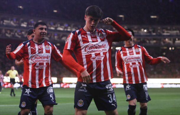 Chivas golea al Atlas en el Clásico Tapatío con triplete de la “Hormiga”.