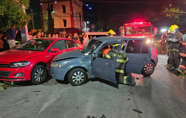 Choque en avenida Ramón López Velarde deja tres lesionados y una joven atrapada