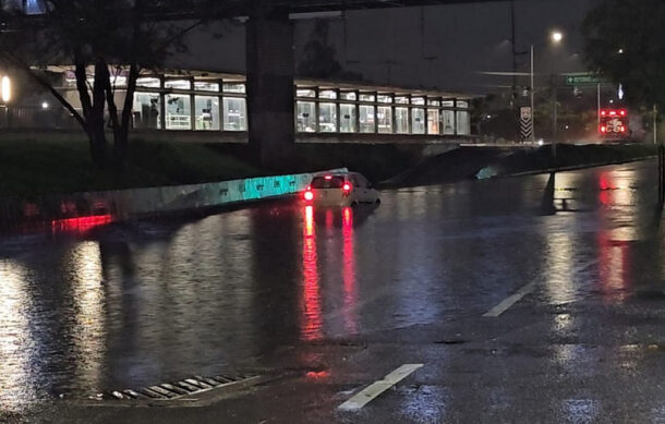 Inundaciones y cierres viales persisten en Zapopan tras lluvia de madrugada