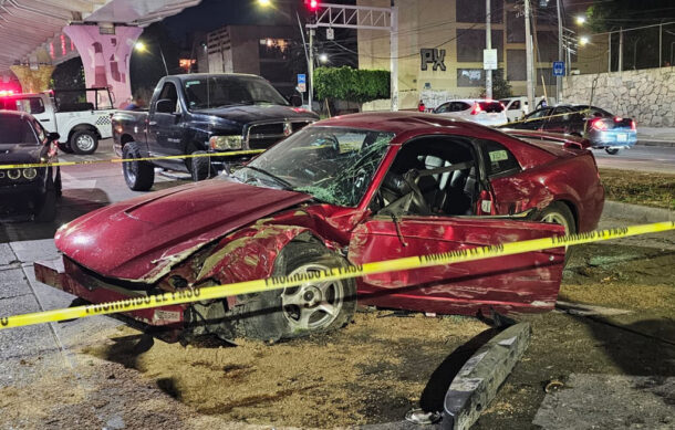 Tres lesionados deja choque contra pilar del Tren Ligero en la avenida Revolución