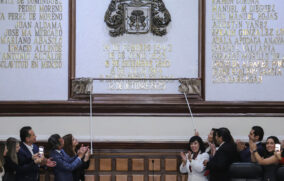 Inscriben en letras doradas la fecha de refundación de la UdeG en el Cabildo de Guadalajara