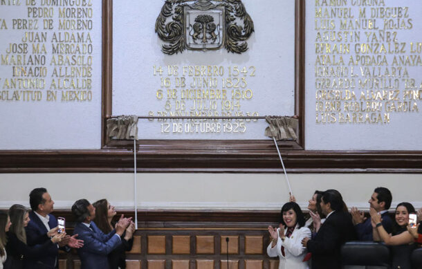 Inscriben en letras doradas la fecha de refundación de la UdeG en el Cabildo de Guadalajara