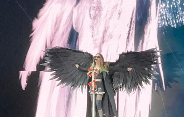 Belinda hizo vibrar al público en las Fiestas de Octubre