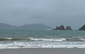 Turistas sabían de “Raymond” y aun así salieron a la playa