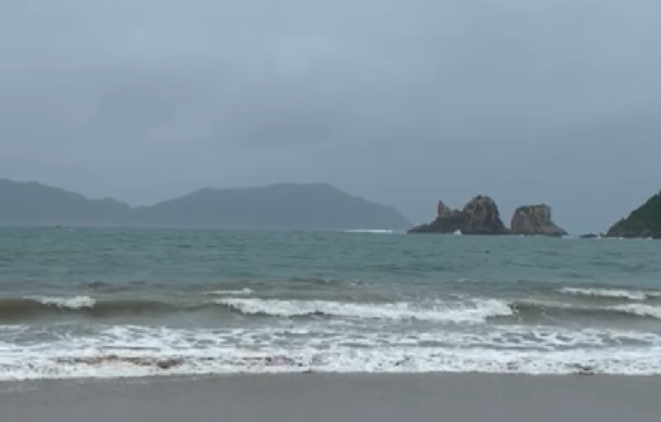 Turistas sabían de “Raymond” y aun así salieron a la playa