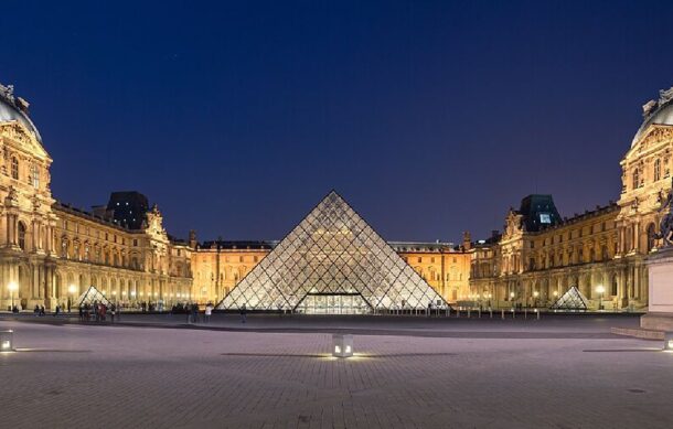Roban nueve joyas del Museo de Louvre en París