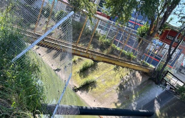 Canal pluvial en Polanquito representa riesgo para peatones y vehículos