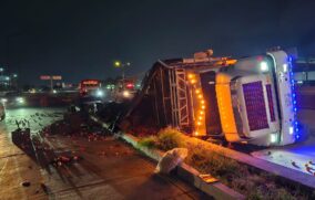 Tráiler cargado con jitomate vuelca sobre el Periférico en Tlaquepaque