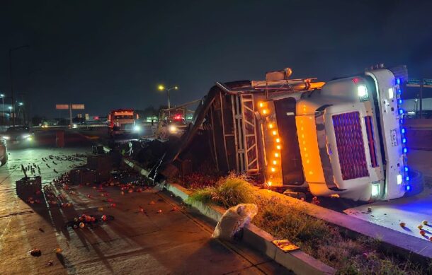 Tráiler cargado con jitomate vuelca sobre el Periférico en Tlaquepaque
