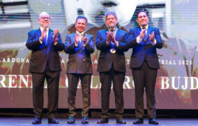 René Calderón Bujdud recibe la Medalla al Mérito Industrial 2025 por su legado en la industria del acero