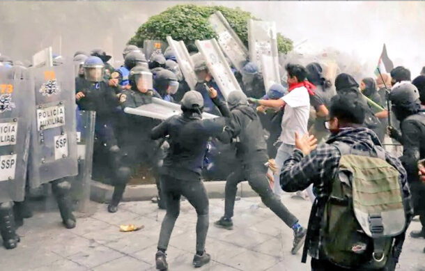 Marcha por 2 de Octubre termina con saqueos y enfrentamientos en CDMX