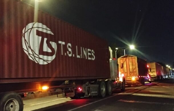 Automovilistas y pasajeros continúan varados en la carretera tras bloqueo