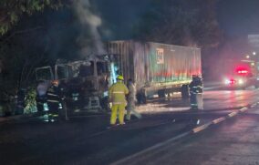 Incendio de tráiler con tequila causa pánico y caos vial en Tlaquepaque