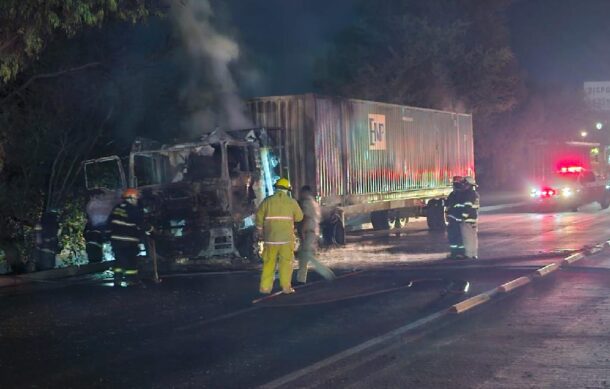 Incendio de tráiler con tequila causa pánico y caos vial en Tlaquepaque