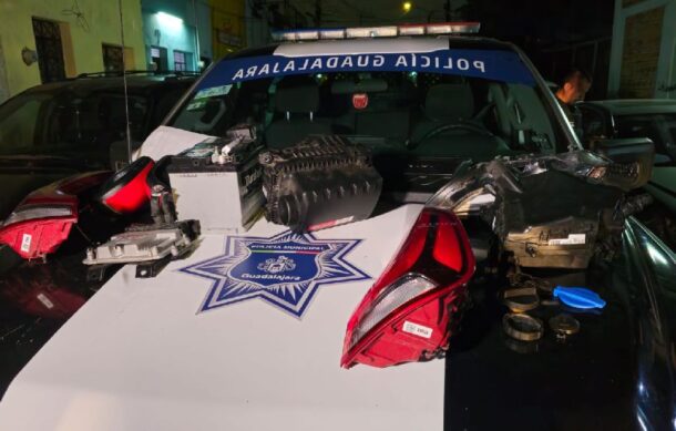 Detienen a dos jóvenes por robo de autopartes en Guadalajara