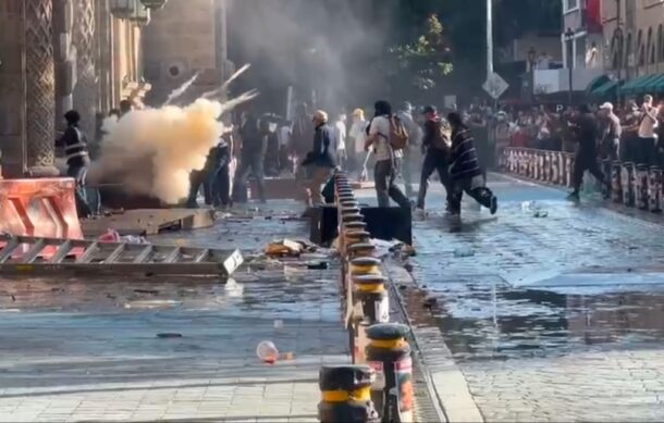 Intentan incendiar Palacio de Gobierno durante violenta protesta en Guadalajara