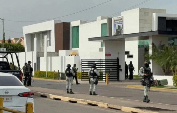 Cercan colonia de Culiacán tras enfrentamiento; diez civiles armados se atrincheran en una vivienda