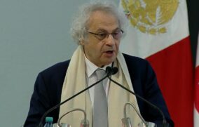 Maalouf recibe el Premio FIL y alerta sobre riesgos tecnológicos