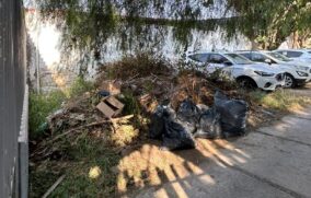 Denuncian lleno de basura el Centro de Salud en Santa Anita