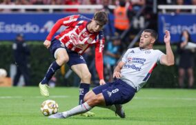 Chivas y Cruz Azul empatan 0-0 y dejan todo para el juego de vuelta