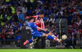 El “Chicharito” Hernández falla penal y Chivas queda eliminado de la Liguilla