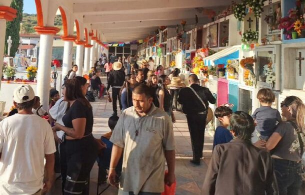 Más de cinco mil personas visitaron los panteones de El Salto