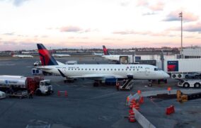 Choque de aviones en LaGuardia agrava caos aéreo por cierre del gobierno en EU