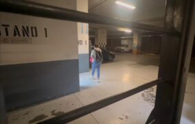 Usuarios quedan atrapados por horas en estacionamiento del mercado Corona