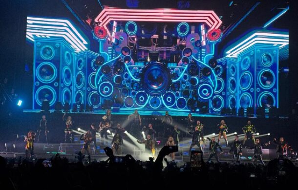 Velada noventera tienen los tapatíos en el Auditorio Telmex