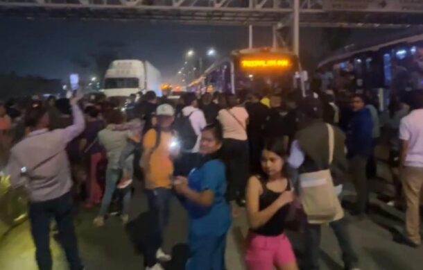 Vecinos bloquean Periférico Sur para exigir reubicación de estación del Peribús