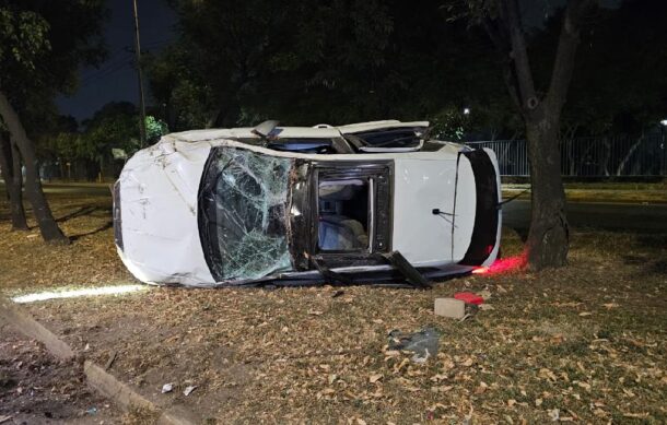 Fuerte volcadura en Lázaro Cárdenas deja una persona lesionada en la colonia El Dean