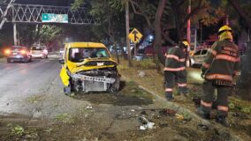 Camioneta provoca volcadura en Lázaro Cárdenas; el conductor huyó