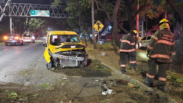 Camioneta provoca volcadura en Lázaro Cárdenas; el conductor huyó