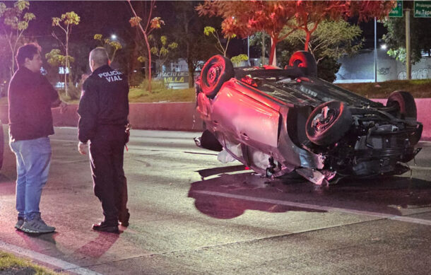 Jóvenes resultan lesionados tras volcadura provocada por choque en Periférico