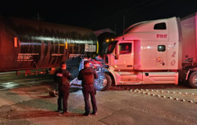 Tráiler choca con tren en Zapopan; conductor sale ileso