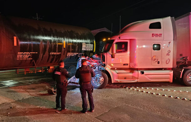 Tráiler choca con tren en Zapopan; conductor sale ileso