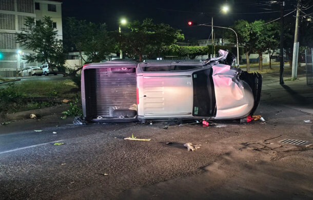 Pickup vuelca y causa destrozos en Las Águilas; conductores aseguran que fue robada