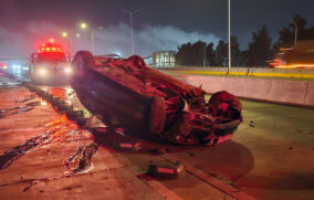 Auto deportivo vuelca en el Periférico de Tlaquepaque; conductores huyen del lugar