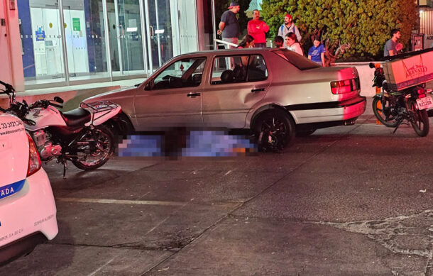 Motociclista fallece al estrellarse contra auto estacionado en Guadalajara