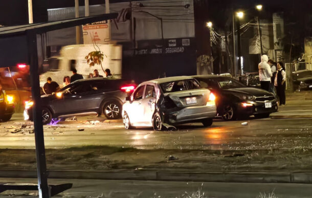 Choque múltiple en Periférico Sur deja dos lesionados y tres autos destruidos