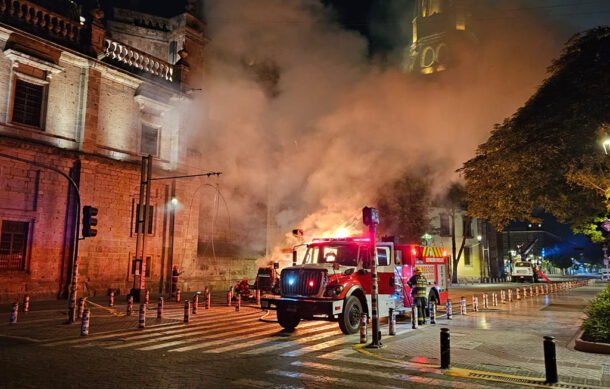 Incendio en grúa que retiraba cables del antiguo trolebús alarma el Centro de Guadalajara